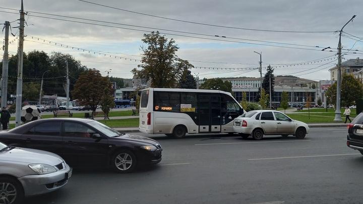 На Привокзальной площади Саратова иномарка столкнулась с маршруткой