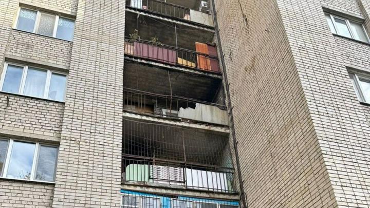 Из-за пожара на балконе ночью из саратовской девятиэтажки эвакуировали жильцов