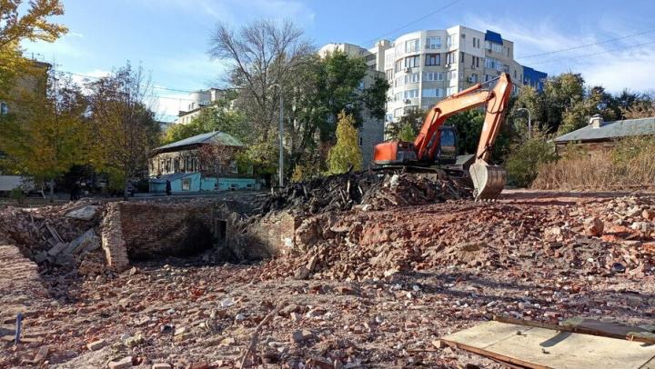 В Саратове сравняли с землей сгоревший Дом купеческого пароходства