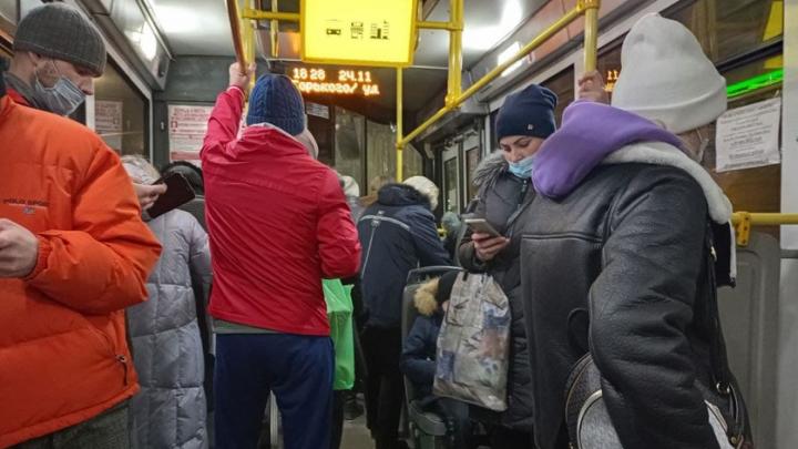 Переполненные автобусы: в Саратове проверили еще 10 маршрутов