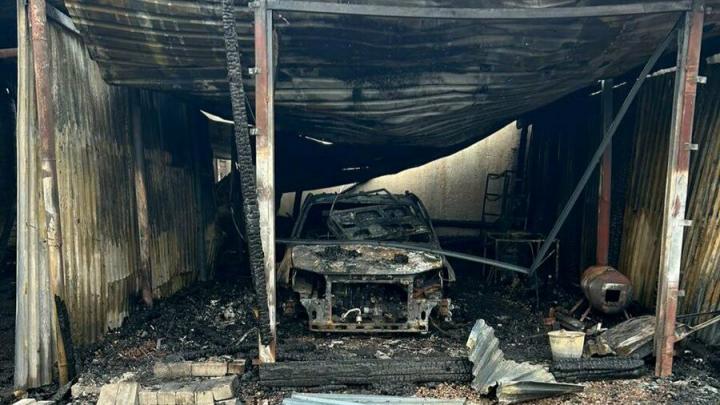 Ночью в Заводском районе Саратова горел гараж с мотоциклом и авто