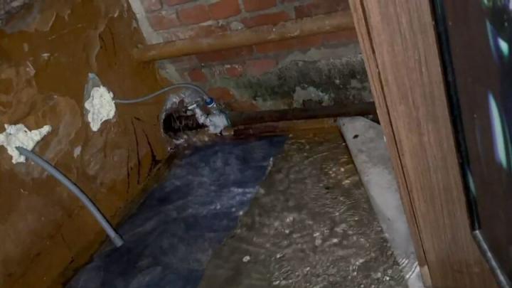 Жильцов дома на Мясницкой в Саратове почти неделю заливает ледяной водой