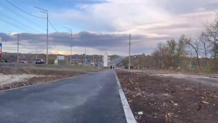 В Саратове завершили строительство тротуара к гипермаркету