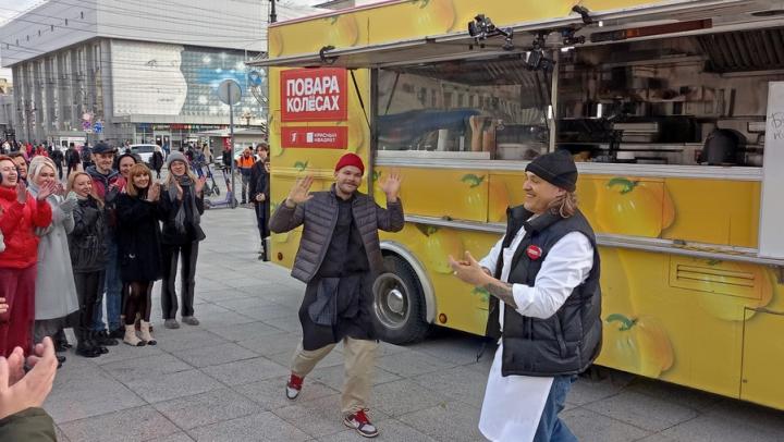 У Крытого рынка саратовцы участвовали в кулинарном шоу "Повара на колесах"