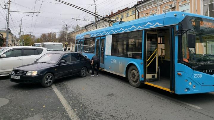 В Саратове на улице Московской легковушка задним ходом протаранила троллейбус