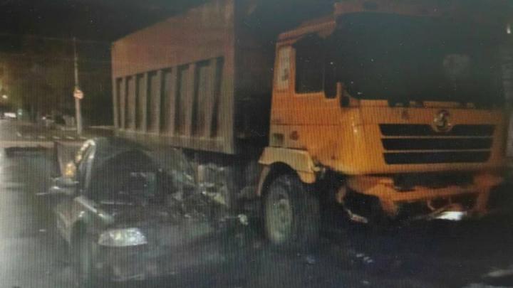 В ДТП с грузовиком на Университетской в Саратове пострадал водитель легковушки