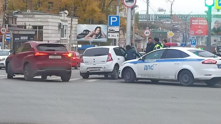 В Саратове на улице Соколовой иномарка протаранила столб