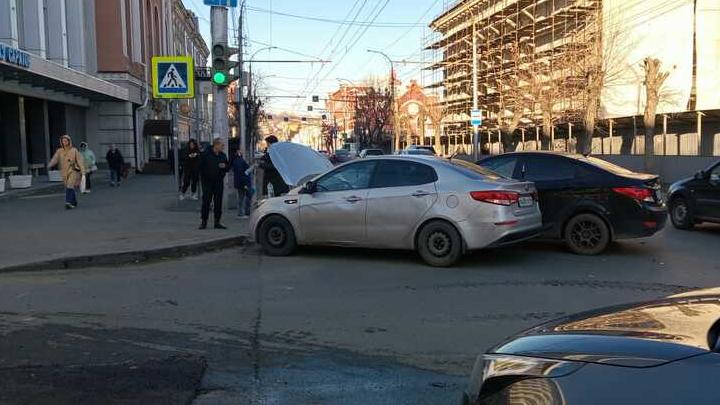 В центре Саратова столкнулись два автомобиля