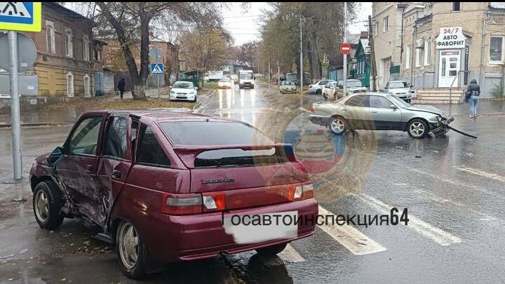 Водитель "12-й" попал в больницу после ДТП на Большой Горной в Саратове