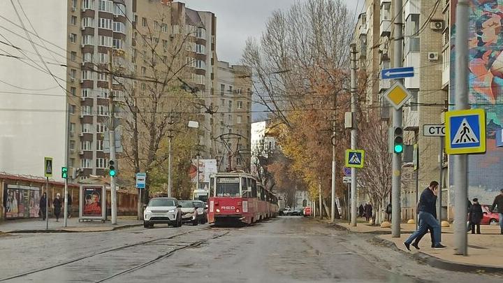 В Саратове парализовано движение трамваев у Детского парка