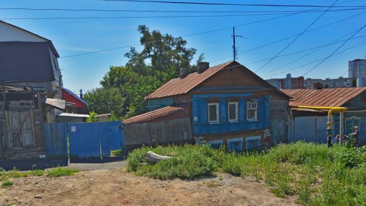 В частном секторе Волжского района Саратова снесут старый дом