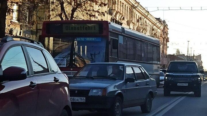В Саратове на улице Чапаева легковушка столкнуласть с автобусом