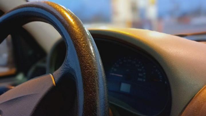 В Саратове водитель автошколы продавал женщинам несуществующие права