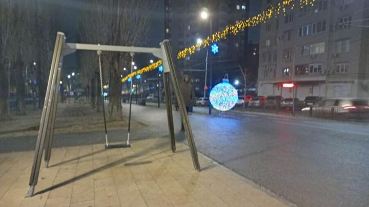 На площадях, бульварах и скверах Кировского района появятся снеговики и елки