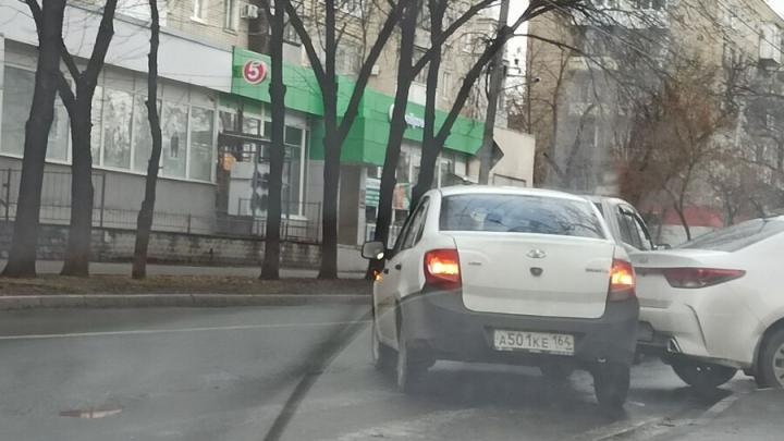 Тройное ДТП затрудняет движение транспорта в Кировском районе Саратова