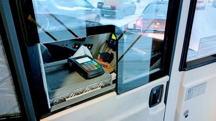 В Саратове водитель автобуса №19А требовал перевода на карту при работающем терминале