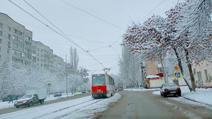 Сильный снегопад на весь день задержится в Саратове