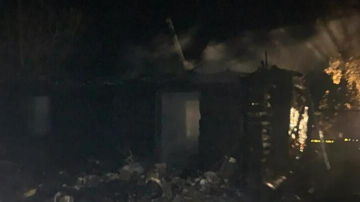 В Ровенском районе сгорел деревянный дом