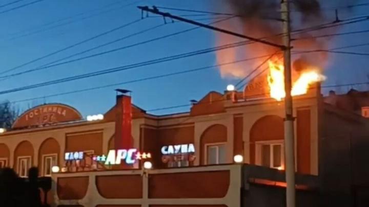 На улице Чернышевского в Саратове горит кафе