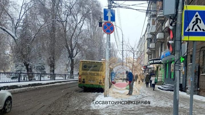 На Московской в Саратове автобус № 11 наехал на женщину