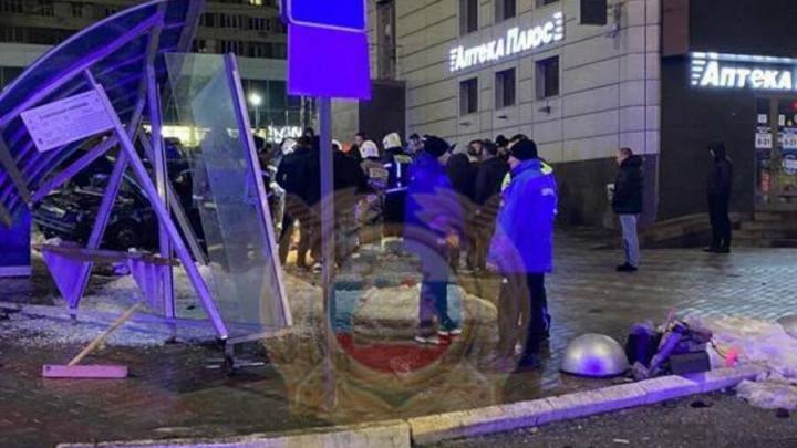 "12-я" врезалась в остановку на Славянской площади: двое погибли