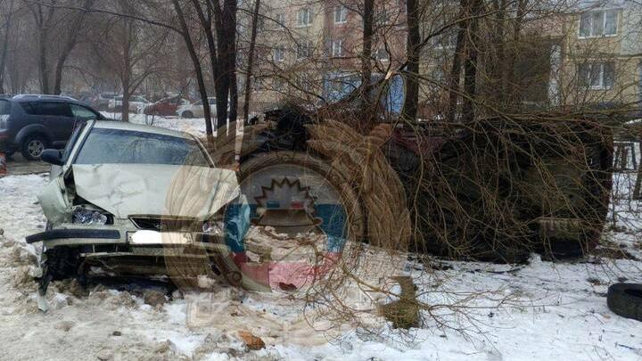 В Солнечном водитель иномарки врезался в припаркованное авто и попал в больницу