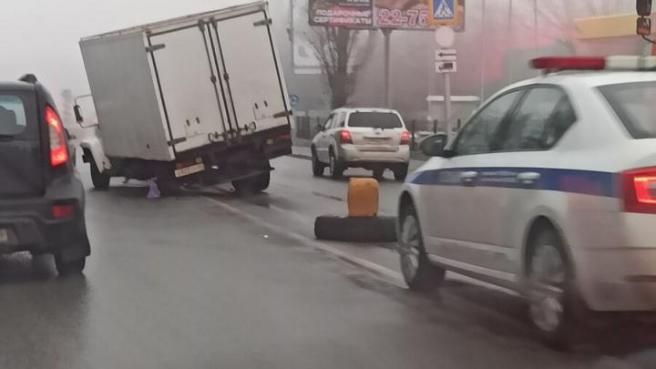 На улице Аэропорт в Саратове у грузовика оторвало колесо: собралась пробка