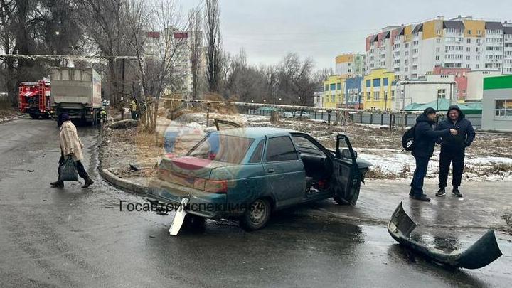 Женщина пострадала в ДТП с грузовиком и "десяткой" в Заводском районе Саратова