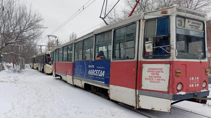 Трамвай № 3 сошел с рельсов на площади Ленина в Саратове