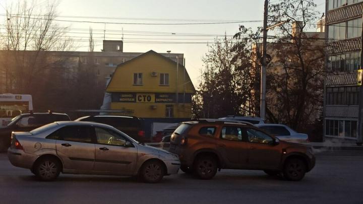 Ford влетел в Renault на Чернышевского в Саратове