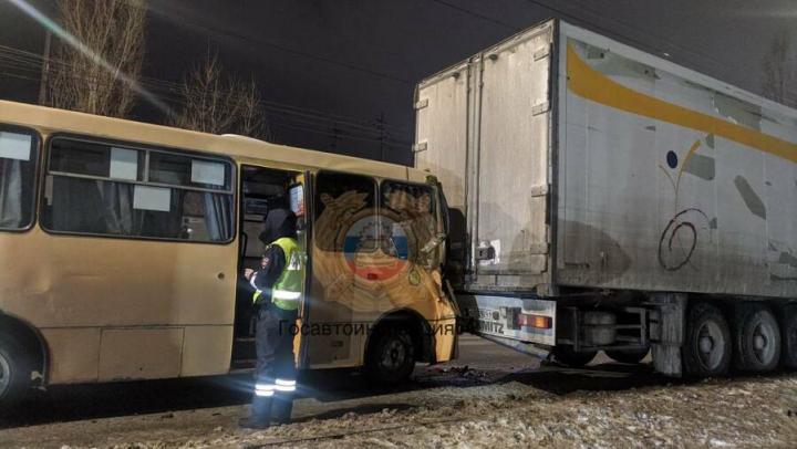 В Саратове маршрутка врезалась в грузовик: трое госпитализированы