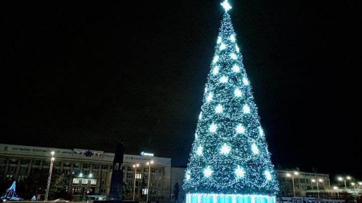 На Театральной площади в Саратове четыре дня будут устанавливать елку