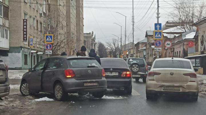 Nissan и Volkswagen заблокировали Первомайскую в Саратове