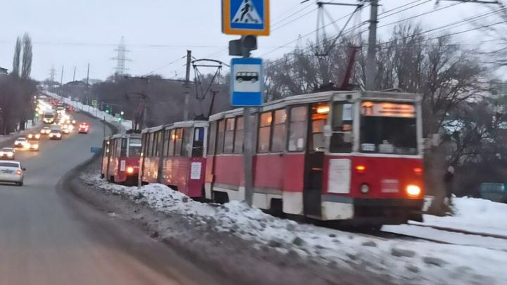 Саратовцы пошли на работу пешком из-за сломавшегося трамвая