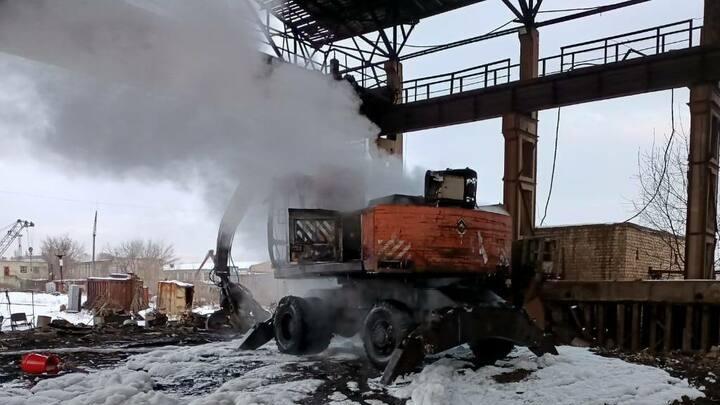 В Заводском районе Саратова горел экскаватор