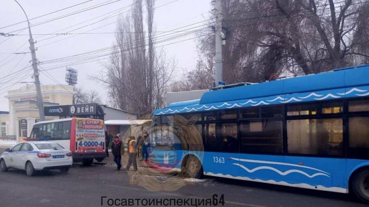 На Привокзальной площади Саратова троллейбус № 109 врезался в столб