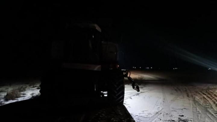У саратовского села в темноте на грунтовке столкнулись легковушка и трактор с комбайном