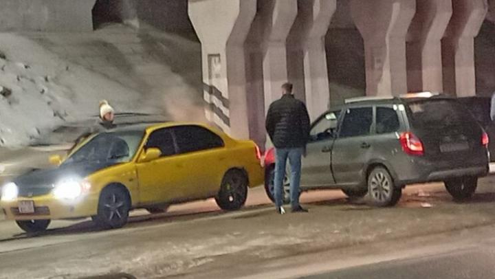 Hyundai и "Лада" столкнулись у мостов в Заводском районе Саратова