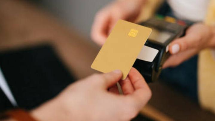 С начала года более 650 саратовцев похитили деньги с чужих банковских карт