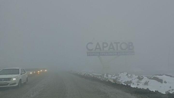 Саратовцев предупреждают о скользких дорогах и густом тумане