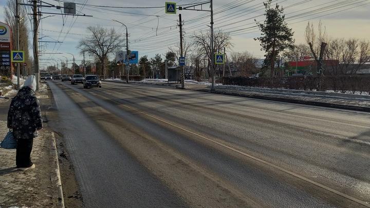 В Энгельсе перед мостом остановились троллейбусы