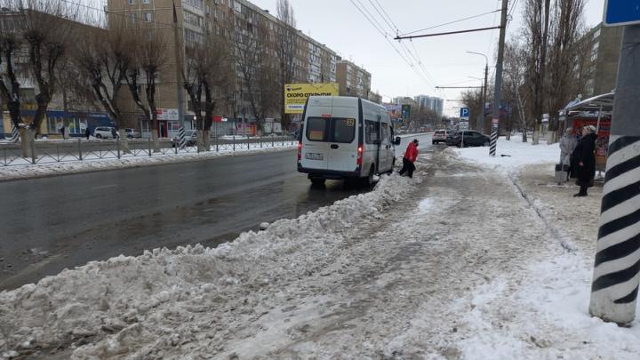 В Энгельсе снег блокировал подъезд автобусов к остановкам
