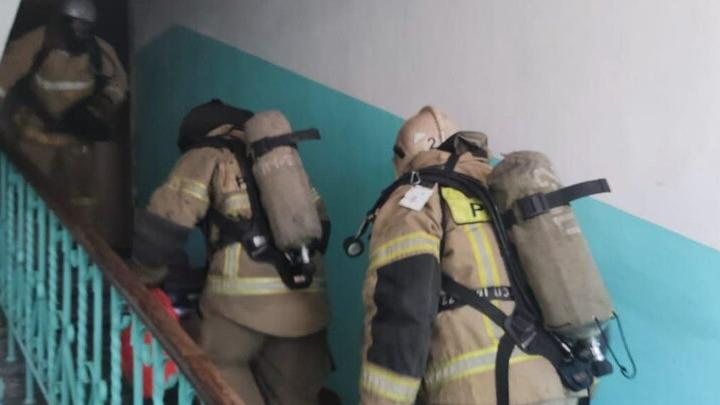 Саратовские пожарные тушили огонь в пятиэтажке 