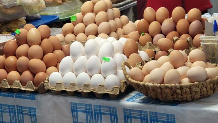 Средняя цена десятка яиц в Саратове превысила 130 рублей