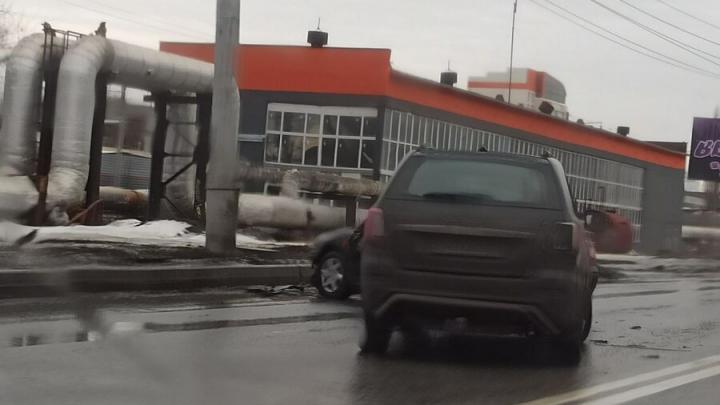 В Саратове у автомобиля Hyundai оторвало дверь после столкновения с Lifan