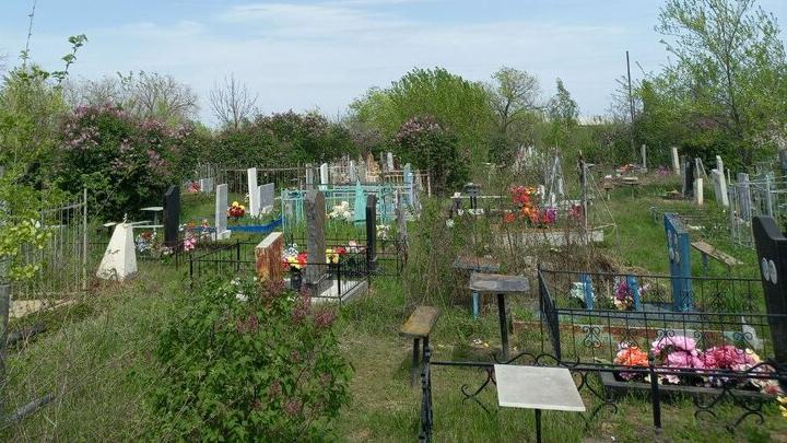 В Новобурасском районе чиновники «забыли» о мусоре на кладбище