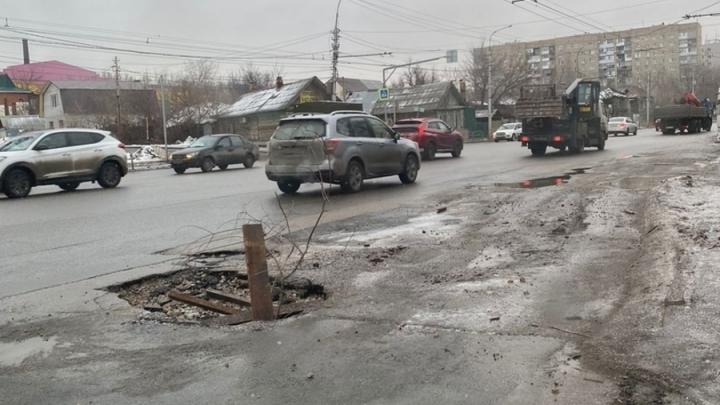 Саратовцы жалуются на провал дороги на улице Чернышевского