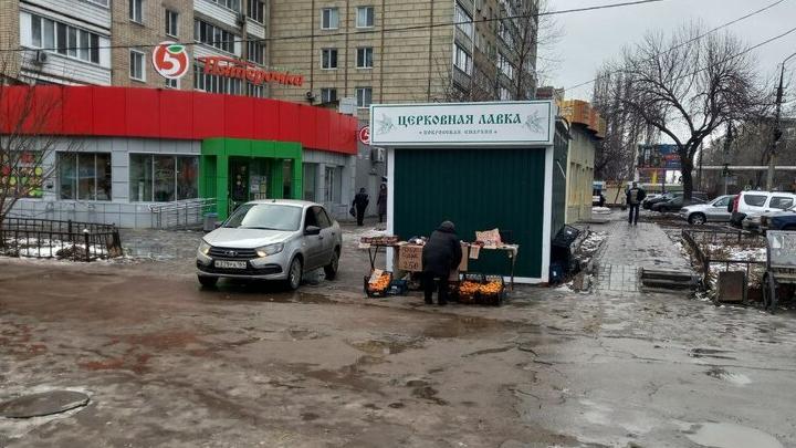 В центре Энгельса торгуют мандаринами с грязью