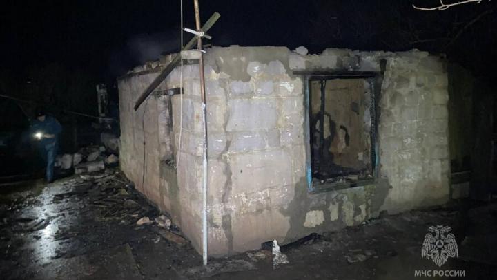 В Ершовском районе на пожаре в летней кухне погиб мужчина