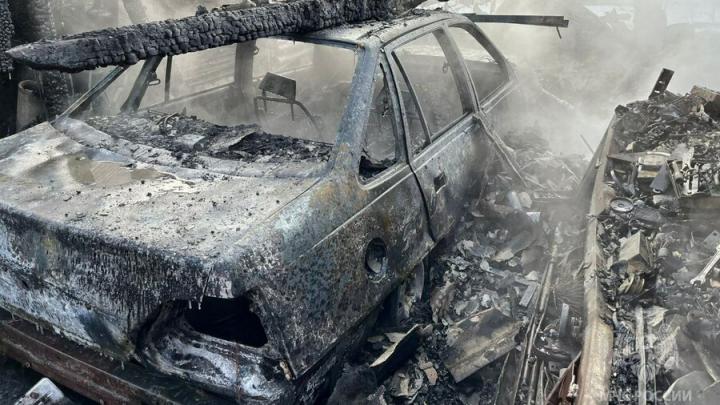 В Калининске горели сараи и автомобиль